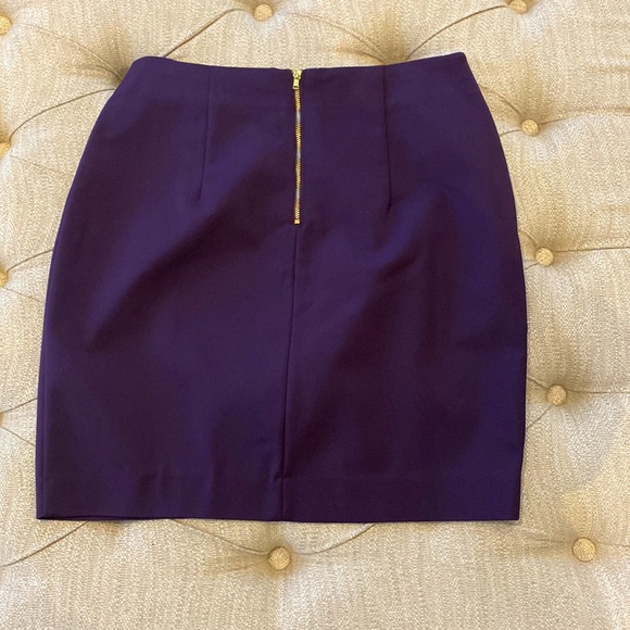 H&M mini skirt-plum coloured fabric with gold zipper Brand new-never worn Sz 10 - Picture 2 of 4